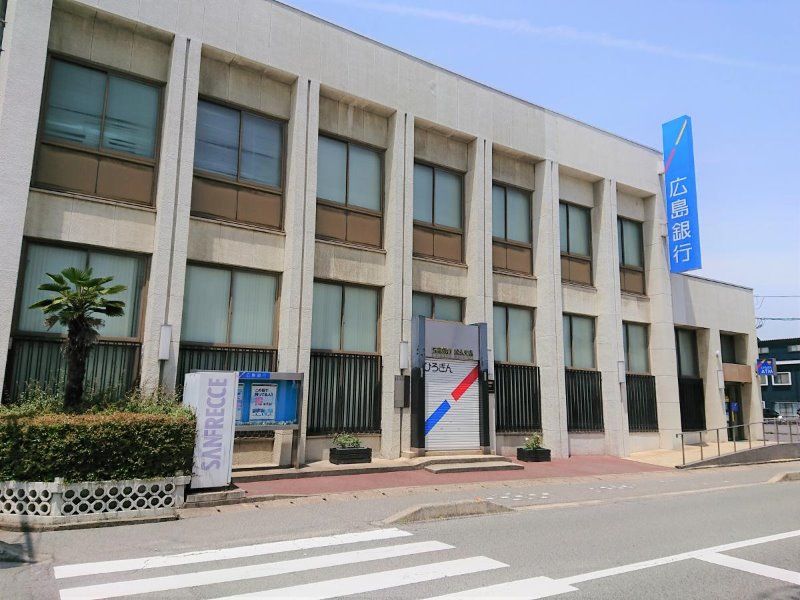 近くの銀行まで1,011m（徒歩13分）