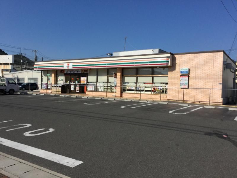 近くのコンビニまで217m（徒歩3分）