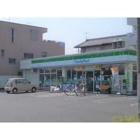 近くのファミリーマートまで705m（徒歩9分）