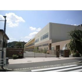 近くの八王子市立みなみ野君田小学校まで608m(徒歩8分)