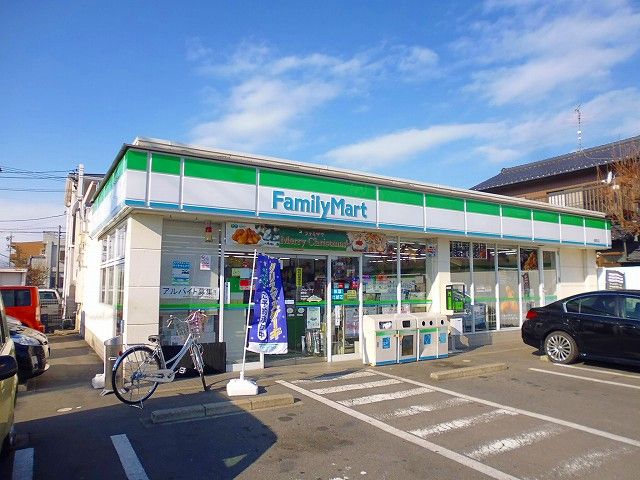 近くのファミリーマートまで350m（徒歩5分）