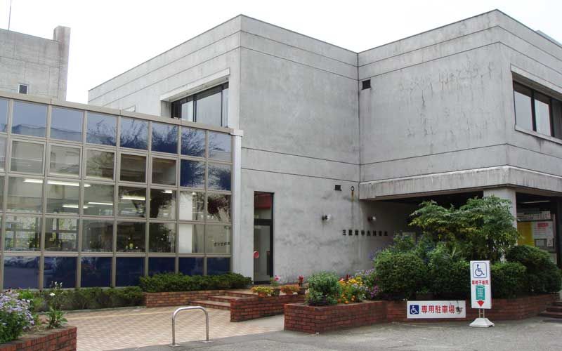 近くの三原市立中央図書館まで643m（徒歩9分）