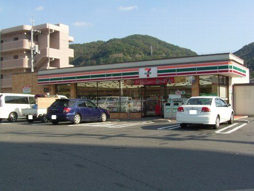 近くのコンビニまで700m（徒歩9分）