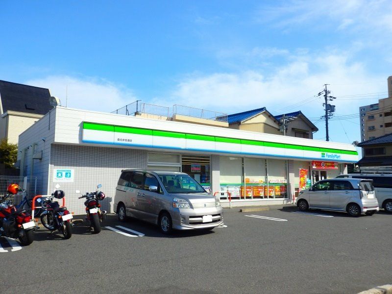 近くのコンビニまで751m（徒歩10分）