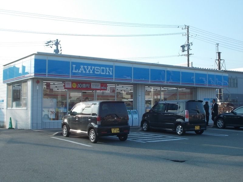 近くのコンビニまで577m（徒歩8分）