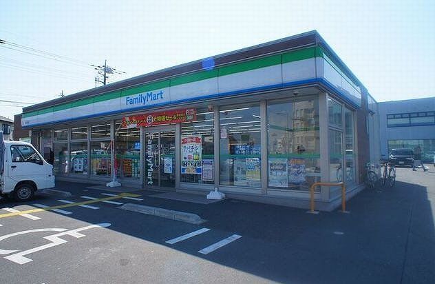 近くのファミリーマート児玉店まで944m（徒歩12分）