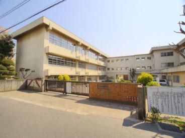 近くの松戸市立上本郷小学校まで350m(徒歩5分)