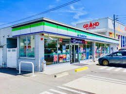 近くのファミリーマート高松元山町店まで500m(徒歩7分)
