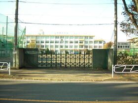 近くの市立陵南中学校まで361m（徒歩5分）