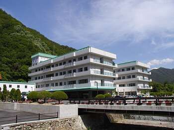 近くの三原病院まで724m（徒歩10分）