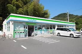 近くのファミリーマート伊倉店まで180m（徒歩3分）