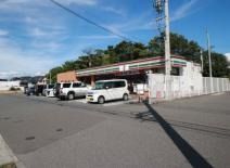 近くのセブン-イレブン下関小月店まで310m（徒歩4分）