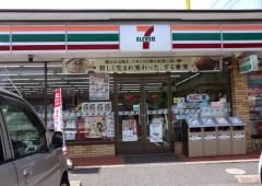 近くのコンビニまで886m（徒歩12分）