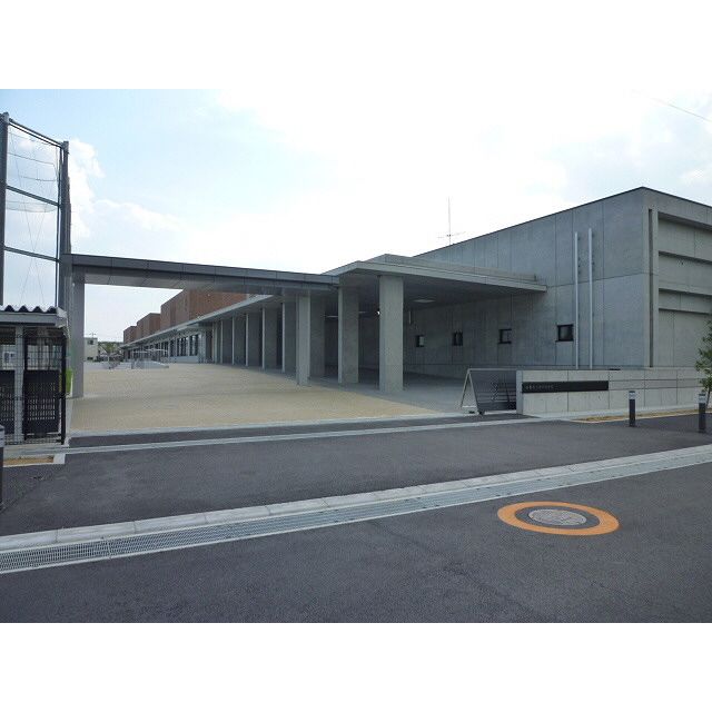 近くの鈴鹿市立神戸中学校まで2,000m（徒歩25分）