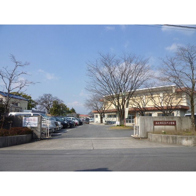 近くの鈴鹿市立神戸小学校まで1,124m（徒歩15分）