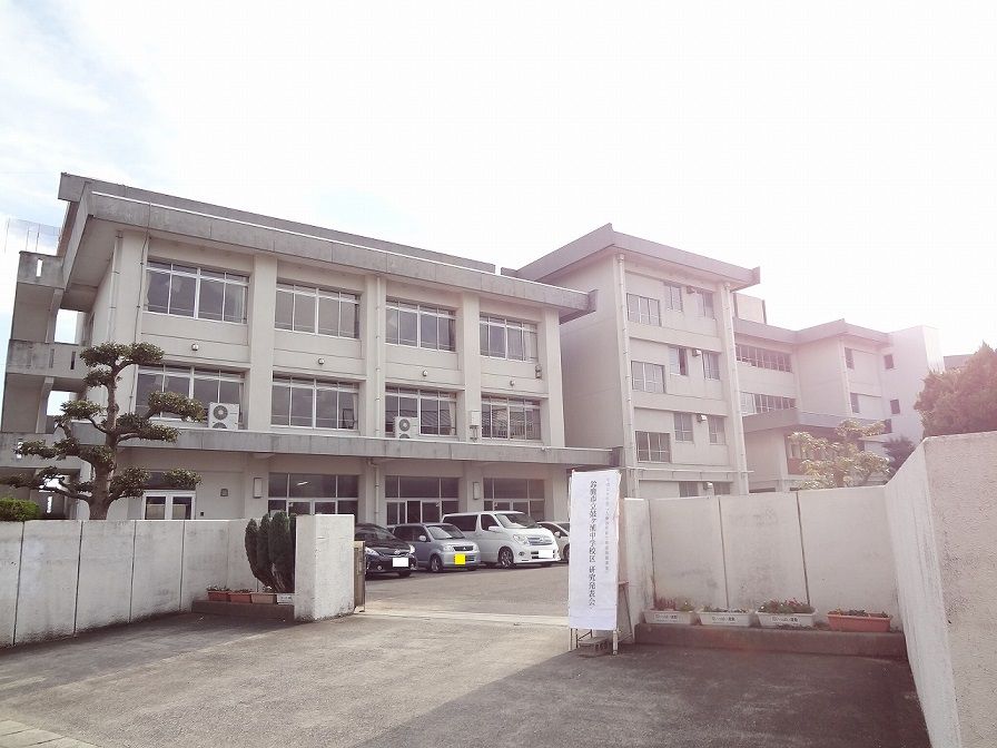 近くの鈴鹿市立鼓ヶ浦中学校まで2,100m(徒歩27分)