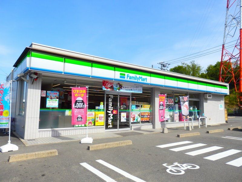 近くのファミリーマート 桑名ニュータウン店まで281m（徒歩4分）