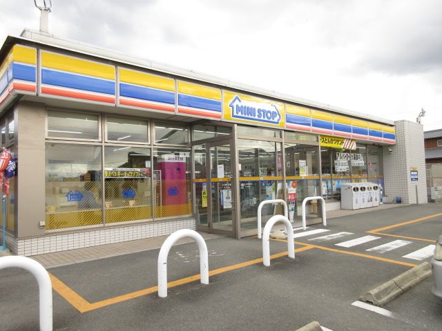 近くのコンビニまで1,159m（徒歩15分）