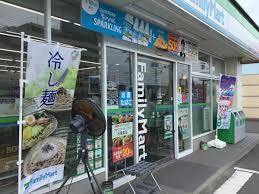 近くのファミリーマート氏遺伝東店まで210m(徒歩3分)