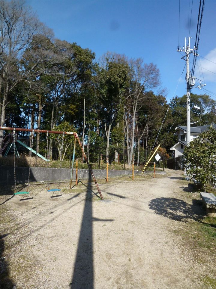 近くの穴太一丁目児童遊園地まで500m（徒歩7分）