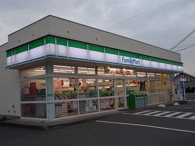 近くのファミリーマート草津青地店まで450m（徒歩6分）