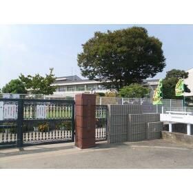 近くの別府小学校まで1,390m（徒歩18分）
