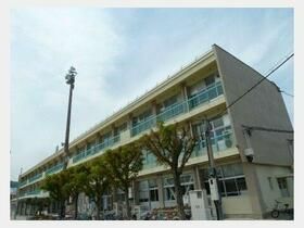 近くの那珂川町立安徳北小学校まで831m（徒歩11分）