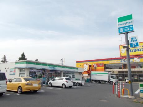 近くのファミリーマートまで450m(徒歩6分)