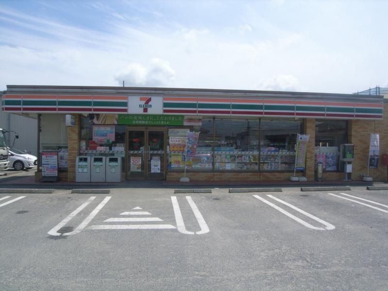 近くのセブン-イレブン 潮来日の出６丁目店まで304m（徒歩4分）