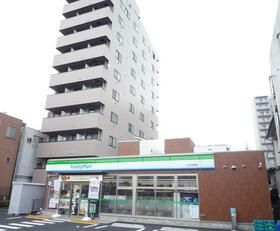 近くのファミリーマートまで85m（徒歩2分）