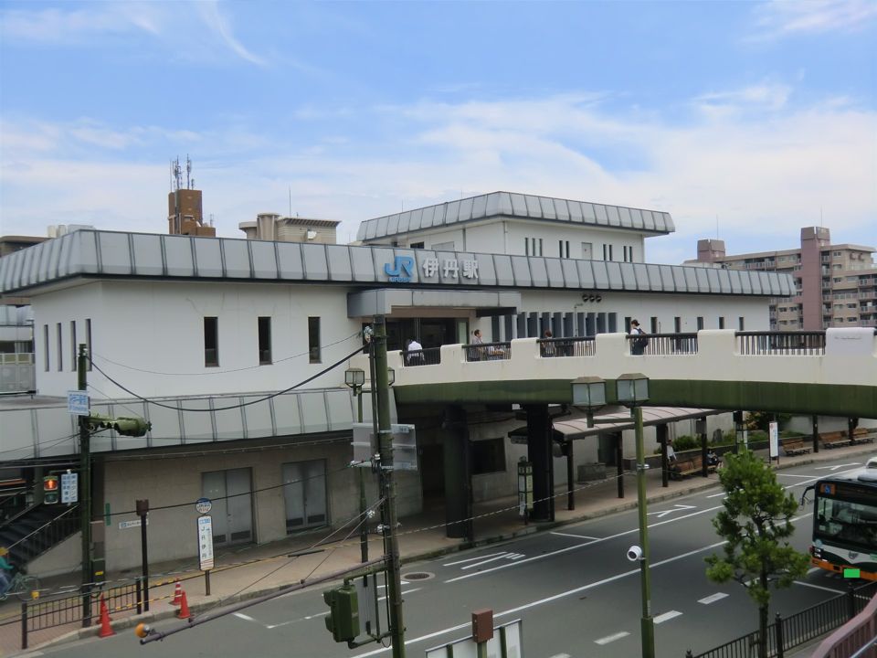近くのJR伊丹駅まで1,000m(徒歩13分)
