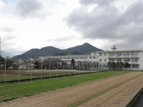 近くの北九州市立菅生中学校まで1,488m(徒歩19分)