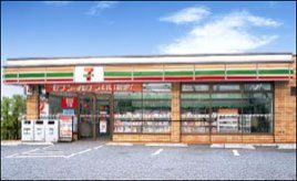 近くのセブン-イレブン三日月堀江店まで1,263m（徒歩16分）