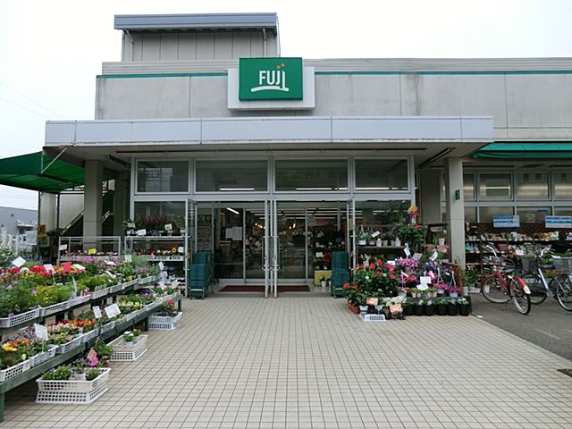 近くのＦＵＪＩ 鵠沼店まで610m（徒歩8分）