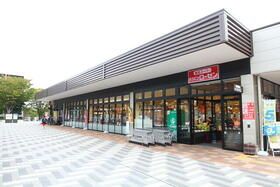 近くのそうてつローゼン南まきが原店まで550m（徒歩7分）