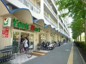 近くのヨークマート磯子店まで714m（徒歩9分）