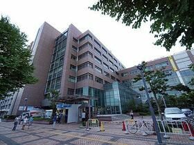 近くの横浜市磯子区役所まで1,173m（徒歩15分）