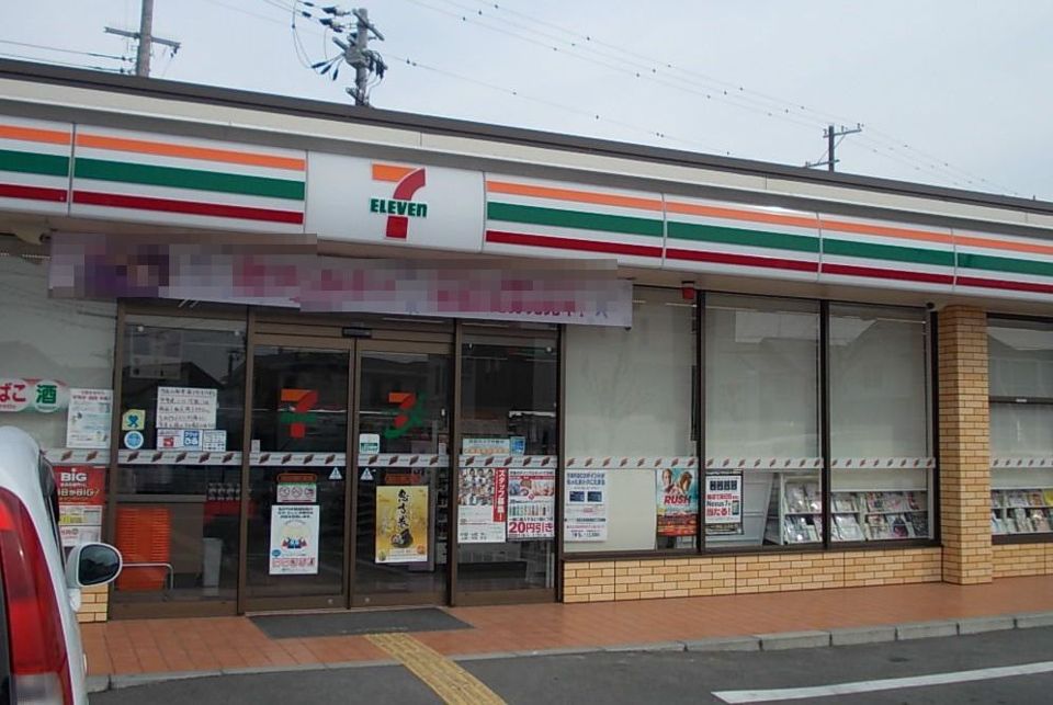 近くのコンビニまで319m（徒歩4分）