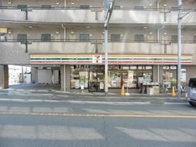 近くのコンビニまで790m（徒歩10分）
