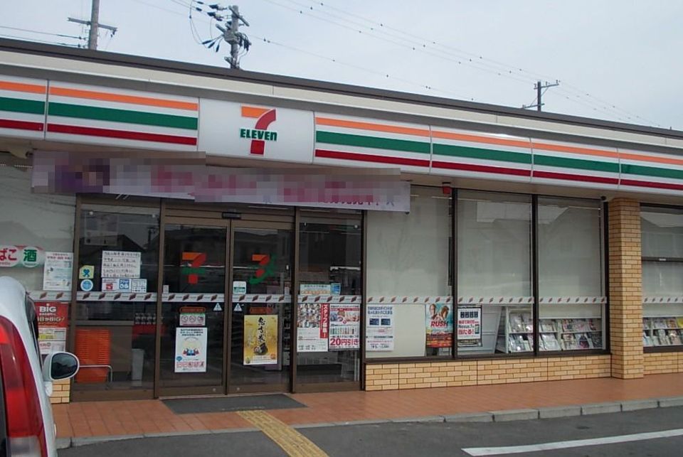 近くのコンビニまで477m（徒歩6分）