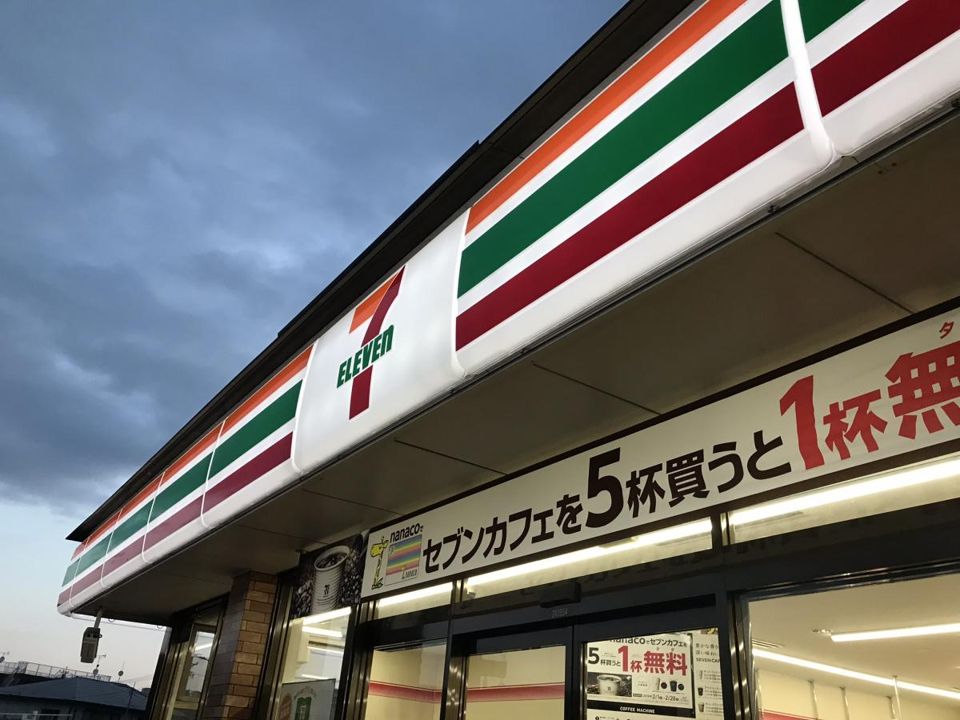 近くのセブン-イレブン久留米十二軒屋店まで635m（徒歩8分）