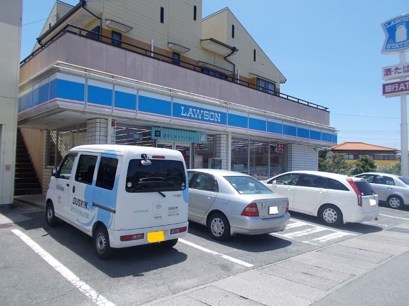 近くのコンビニまで300m（徒歩4分）