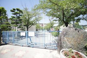 近くの久留米市立西国分小学校まで650m(徒歩9分)