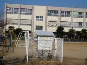 近くの小学校まで512m（徒歩7分）