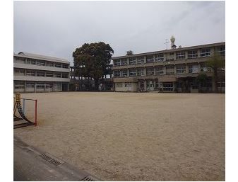 近くの小学校まで606m（徒歩8分）