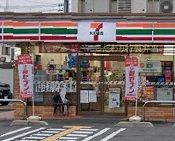 近くのセブン-イレブン富田林若松町西店まで530m（徒歩7分）