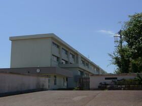 近くの茅ヶ崎市立鶴嶺中学校まで906m(徒歩12分)