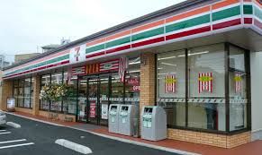 近くのコンビニまで734m（徒歩10分）