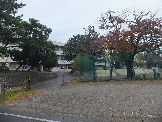 近くの上越市立大潟町小学校まで766m(徒歩10分)
