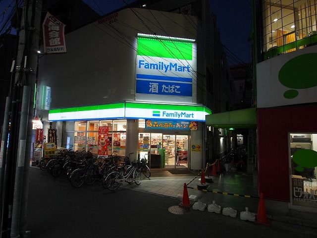 近くのファミリーマート大東赤井店まで310m（徒歩4分）
